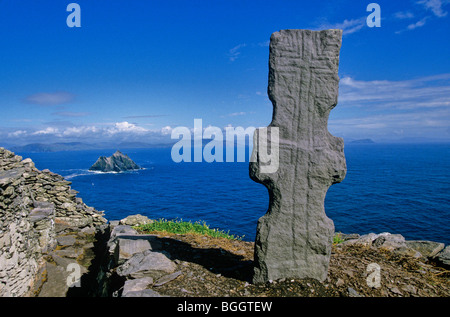 Croix celtique au début Christian monastère sur l'île de Skellig Michael (comté de Kerry, Irlande Banque D'Images