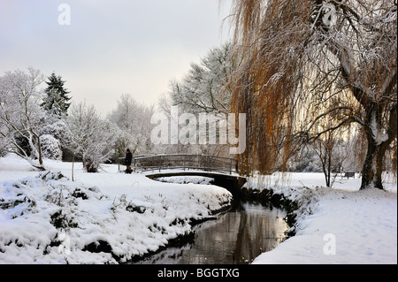 Winter Wonderland à Luton avec pont sur la rivière Lea Banque D'Images