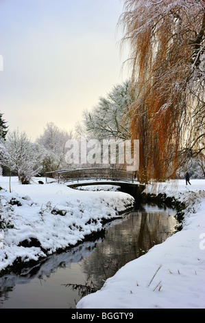 Winter Wonderland à Luton avec pont sur la rivière Lea Banque D'Images