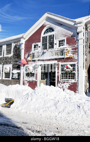 Scène d'hiver de bois rouge couverte de neige fraîche bâtiment décoré de guirlandes de Noël à Woods Hole, Falmouth, Cape Cod, USA Banque D'Images