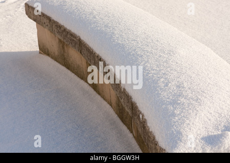 Banc couvert de neige - autour de Norwich dans le Norfolk au Royaume-Uni de neige de début janvier, 2010 Banque D'Images