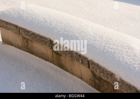 Banc couvert de neige - autour de Norwich dans le Norfolk au Royaume-Uni de neige de début janvier, 2010 Banque D'Images