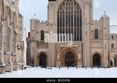 Cathédrale de Norwich dans le Norfolk après le record de neige du Royaume-Uni début janvier 2010. Banque D'Images