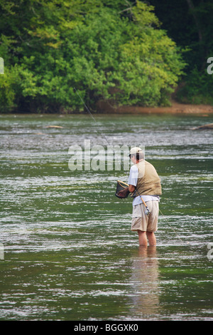 La pêche à la mouche de la truite d'atterrissage avec net Chattahoochee river Géorgie modèle ne libération Banque D'Images