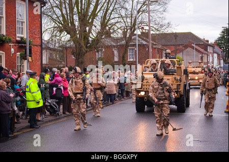 Accueil Bienvenue La parade pour les dragons légers au retour d'une longue tournée de l'Afghanistan à Dereham,Norfolk,UK Banque D'Images