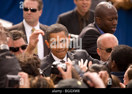 Le sénateur américain Barack Obama serre la main au début de voter pour le changement, l'élection présidentielle le 29 octobre 2008 à Halifax Mall Banque D'Images
