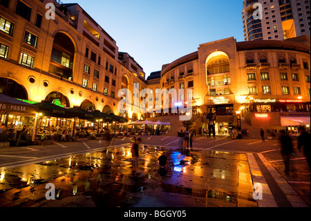 La place Nelson Mandela dans la soirée. Sandton, Johannesburg, Afrique du Sud Banque D'Images