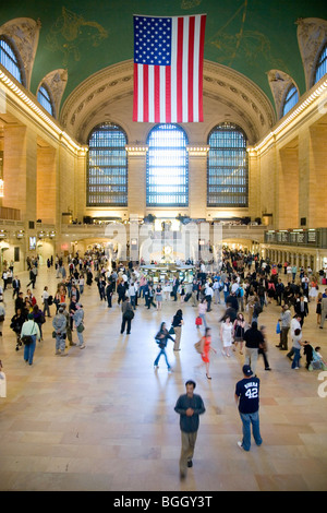 Drapeau américain vu à partir d'une vue sur Grand Central Station, New York City, New York Banque D'Images