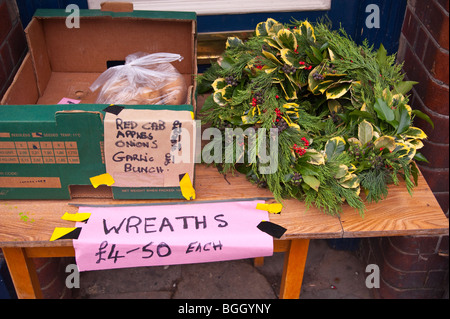 Des couronnes de Noël en vente sur une rue au Royaume-Uni Banque D'Images