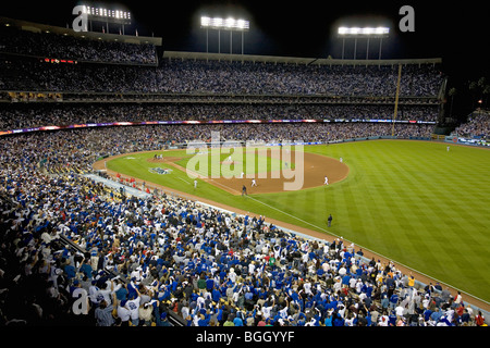 Tribunes surplombant la plaque au niveau national League Championship Series (CLN), le Dodger Stadium, Los Angeles, CA Banque D'Images