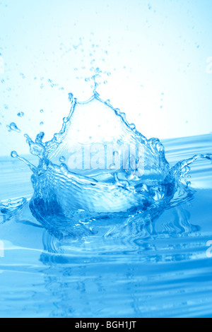 Les éclaboussures d'eau close up fond bleu Banque D'Images