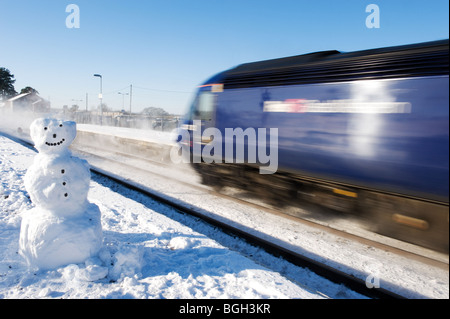 Le Snowman attend que le train express jusqu'à Castle Cary Staion ferroviaire, Somerset, Angleterre Banque D'Images