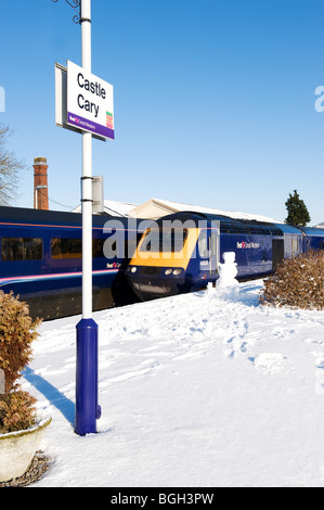 Le Snowman attend que le train express jusqu'à Castle Cary Staion ferroviaire, Somerset, Angleterre Banque D'Images