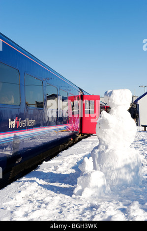 Le Snowman attend que le train express jusqu'à Castle Cary Staion ferroviaire, Somerset, Angleterre Banque D'Images