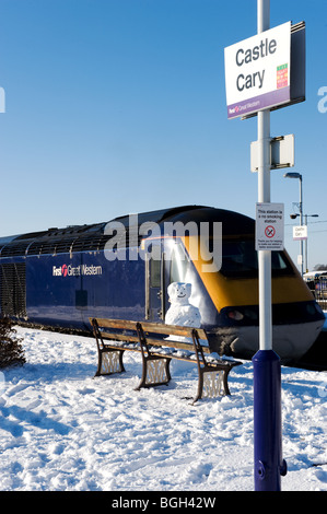 Le Snowman attend que le train express jusqu'à Castle Cary Staion ferroviaire, Somerset, Angleterre Banque D'Images