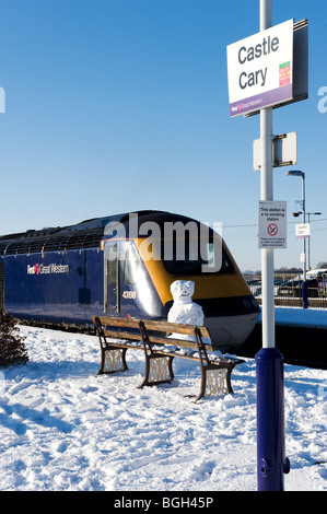 Le Snowman attend que le train express jusqu'à Castle Cary Staion ferroviaire, Somerset, Angleterre Banque D'Images