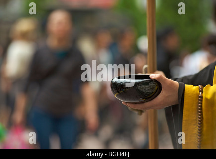 Main outstreched moine vagabond japonais pour l'aumône. Shibuya, Tokyo, Japon Banque D'Images