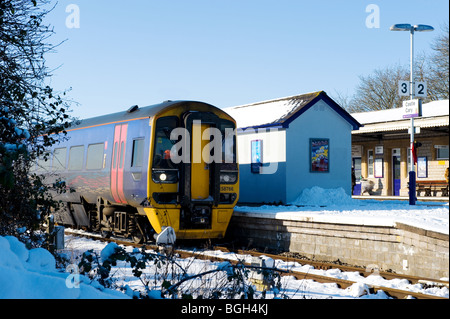 Train local à Castle Cary Gare, Somerset, Angleterre pendant la chute de neige de janvier 2010 Banque D'Images