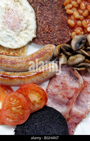 Un petit-déjeuner écossais traditionnel avec du thé, du pain grillé et de jus d'orange. Banque D'Images