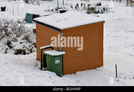 Abri de jardin d'attribution dans la neige, UK Banque D'Images