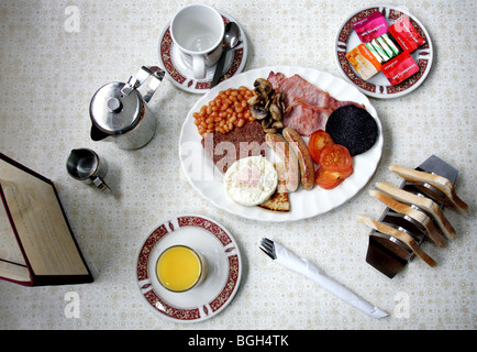 Un petit-déjeuner écossais traditionnel avec du thé, du pain grillé et de jus d'orange. Banque D'Images