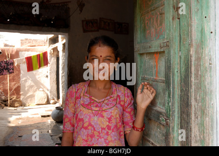 De Rajasthani woman looking at camera Banque D'Images