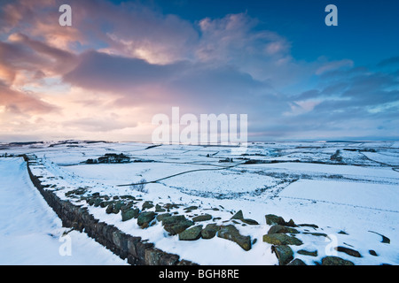 Un tronçon du mur d'Hadrien, en hiver, connu sous le nom de portes épineux près de l'écart des TCA dans le Parc National de Northumberland, Angleterre Banque D'Images