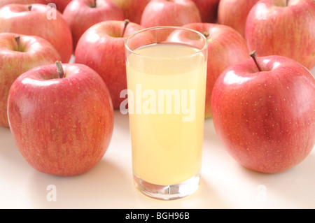 Verre de jus de pomme chez les pommes Banque D'Images