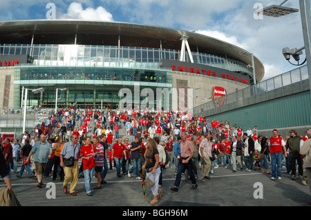 Des foules de supporters de football de quitter l'Emirates Stadium, London England UK Banque D'Images