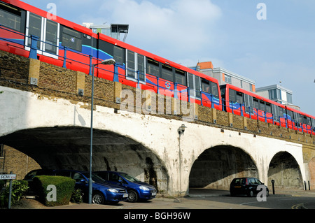 Le DLR (Docklands Light Railway train roulant sur arches Limehouse London England UK Banque D'Images