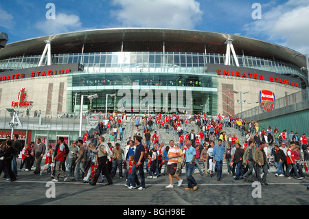 Les amateurs de football de quitter l'Emirates Stadium nord de Londres Angleterre Royaume-uni Banque D'Images