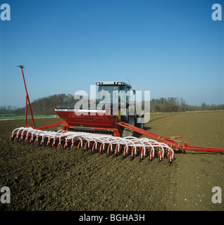 Semoir pneumatique Massey Ferguson la plantation d'une récolte céréalière en début du printemps Banque D'Images