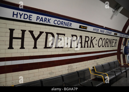 Sol carrelé mur à l'intérieur de l'Hyde Park Corner, London Underground station, le centre de Londres, au Royaume-Uni. Banque D'Images