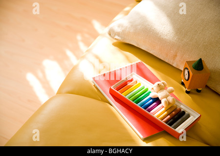 Le bloc-notes et crayon sur canapé Banque D'Images