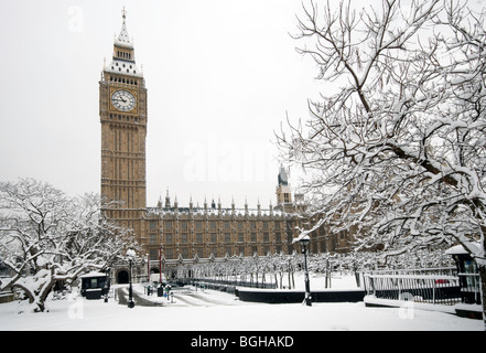 Les chambres du Parlement avec Big Ben dans la neige Banque D'Images