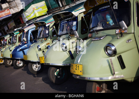 Une rangée de tuk-tuk taxis à Trang, dans le sud de la Thaïlande Banque D'Images