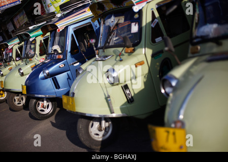 Une rangée de tuk-tuk taxis à Trang, dans le sud de la Thaïlande Banque D'Images