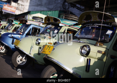 Une rangée de tuk-tuk taxis à Trang, dans le sud de la Thaïlande Banque D'Images