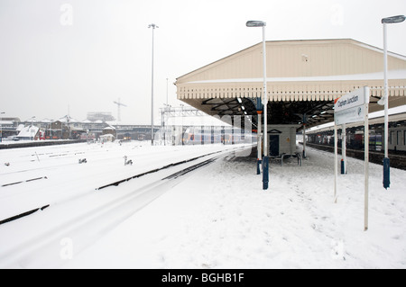 Clapham Junction Station dans le sud-ouest de Londres dans la neige - les plus achalandés de la gare complètement abandonnée Banque D'Images