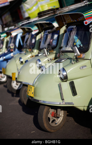 Une rangée de tuk-tuk taxis à Trang, dans le sud de la Thaïlande Banque D'Images