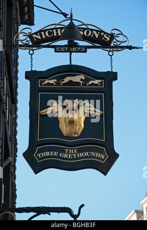 Signe suspendu au-dessus de l'entrée de 'Les trois Greyhound' Public House à Soho, Londres, Royaume-Uni. Nov 2009 Banque D'Images