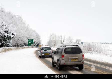 Route enneigée lieux le long de l'A433 avec des voitures à moteur, prise juste avant la jonction A46 Banque D'Images