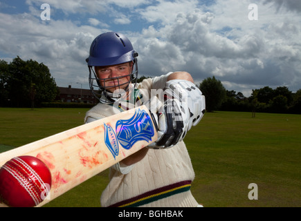 Joueur de cricket ball batteur bat Banque D'Images