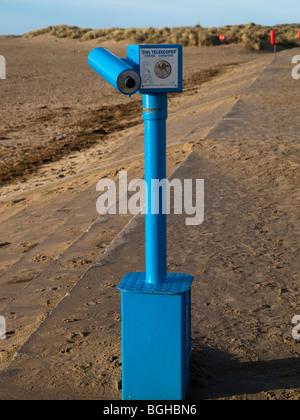 Un télescope fonctionnant avec des pièces sur le front de mer à Aberdovey (Aberdyfi), Gwynedd Mid Wales UK Banque D'Images