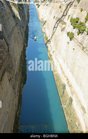 Bateau sur le Canal de Corinthe en Grèce Banque D'Images