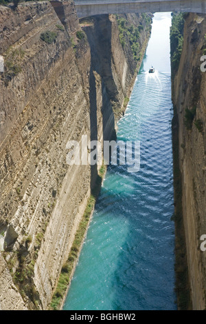 Bateau sur le Canal de Corinthe en Grèce Banque D'Images