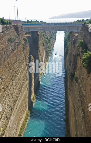 Bateau sur le Canal de Corinthe en Grèce Banque D'Images