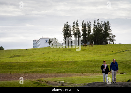 Les touristes à pied. Laugarvatn, Sud de l'Islande. Banque D'Images