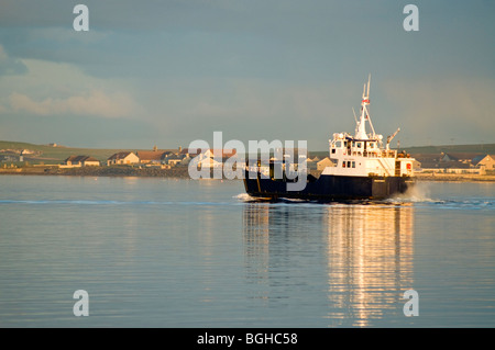 Un inter island ferry quitte le port de Kirkwall Orkney dans le Continent. 5809 SCO Banque D'Images