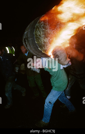 Sidmouth. Devon. L'Angleterre. Carnaval traditionnel des barils de goudron enflammés qui a lieu chaque année le 5 novembre. Banque D'Images